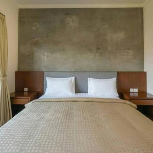 库塔阿尔纳亚民宿的一间卧室配有一张大床和两个枕头