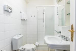 布拉格Hotel Bologna的白色的浴室设有卫生间和水槽。