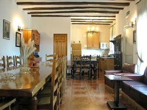 巴尔铁拉Casa Rural Sancho el Fuerte的一间带桌子的客厅和一间餐厅