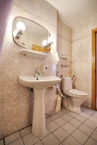 派尔努约翰别墅酒店的一间带水槽和卫生间的浴室
