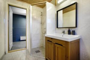Buvik Sea Lodge Apartments的一间浴室