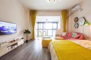 Zhongxing成都市都江堰区·都江堰·路客精品公寓·00171880的一间卧室配有黄色的床和沙发