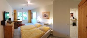 泰克伦堡Ferienwohnung "Tecklenburger Augenblicke"的一间卧室配有一张黄色毯子床
