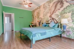 西安西安市莲湖区·汉城湖·路客精品公寓·00172050的一间卧室配有一张带热带壁纸的床