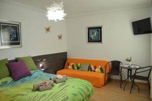 塞维利亚SEVILLA-TRIANA的一间卧室,配有一张带两个泰迪熊的床