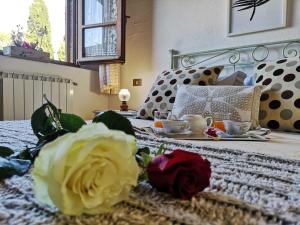 皮恩扎普拉扎康迪B农家乐的一间卧室配有一张桌子和鲜花的床