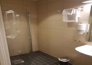 特隆赫姆Chesterfield Hotel的带淋浴、卫生间和盥洗盆的浴室