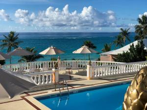 Mount Pleasant可可礁百慕达酒店的一座以海洋为背景的度假游泳池
