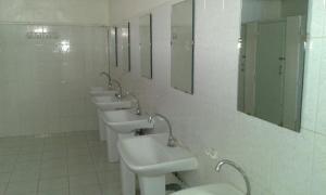 拉巴特Auberge De Jeunesse的浴室里一排盥洗盆和镜子
