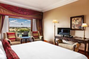埃武拉艾斯品赫罗修道院历史Spa酒店的酒店客房设有床和窗户。