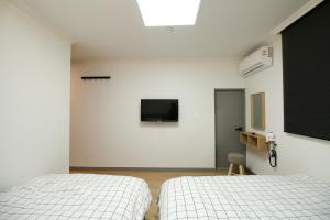 Heima Guesthouse Hongdae客房内的一张或多张床位