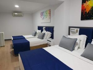 伊兹密尔Alican 2的一间设有两张蓝色和白色床铺的客房