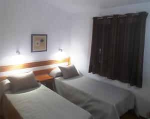 阿格特Palmeral PaMi的酒店客房设有两张床和窗户。