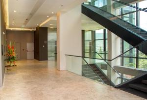 麦德林Hotel Estelar Square的走廊上的玻璃楼梯