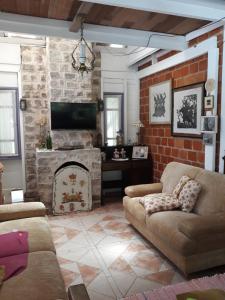 PiraquaraChacara Recanto Vale do Luar的带沙发和壁炉的客厅