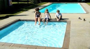 布赖特伯莱特高地汽车旅馆的一群儿童坐在游泳池里