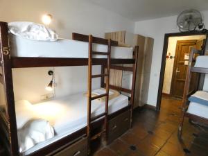 格拉纳达格拉纳达绿洲背包客旅馆的宿舍内一间设有三张双层床的客房