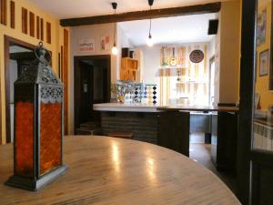 格拉纳达格拉纳达绿洲背包客旅馆的一间带桌子和酒吧的用餐室