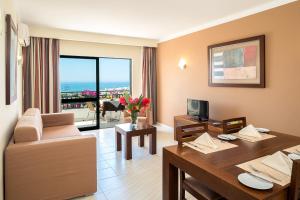 阿尔布费拉山海大西洋景花园酒店的客厅配有沙发和桌子