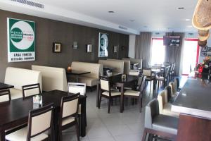 佩德拉斯萨尔加达斯丰特斯旅馆的餐厅内带桌椅的用餐室