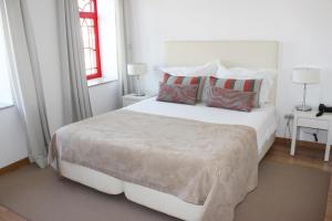 佩德拉斯萨尔加达斯丰特斯旅馆的白色卧室配有一张带枕头的大白色床