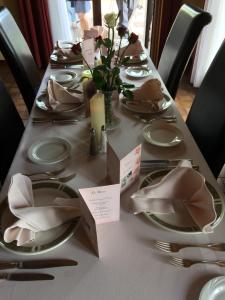 维尔通文内瑞酒店的一张长桌,上面有盘子和餐巾