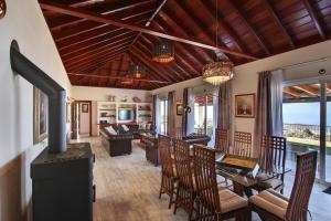 埃尔帕索Villa Javier La Palma的一间带木制天花板的客厅和一间餐厅