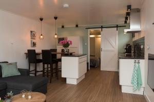 赞德沃特Annadora Beach House - Free Parking的厨房以及带桌子的客厅。