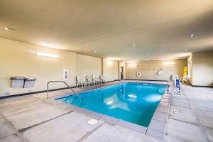 维克托Cobblestone Hotel & Suites - Victor的游泳池,位于酒店带游泳池的房间内