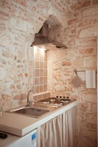 马丁纳弗兰卡Exclusive Apartments的厨房配有水槽和炉灶