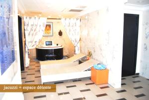 科托努Benin Royal Hotel的客厅配有沙发和桌子