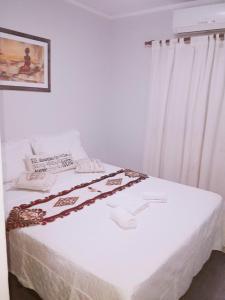Establecimiento Las CostasCasa de Vacaciones ADELITA的卧室配有白色床和白色窗帘