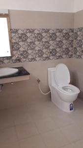 列城Zee Guest House的一间带卫生间和水槽的浴室