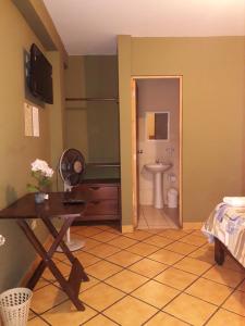 皮斯科科罗拉多坦博旅馆的客房设有带卫生间的浴室和桌子。