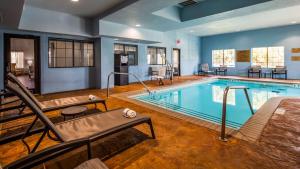 俄克拉何马城Best Western Plus Barsana Hotel & Suites的游泳池位于酒店客房内,