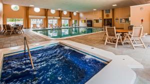 海恩尼斯科德角贝斯特韦斯特酒店的一个带桌椅的大型游泳池