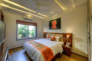 西奥利姆Joystreet - Beachy Blossom的一间卧室设有一张大床和一个窗户。