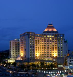 是拉差海角拉查酒店，是拉查的一座大建筑,晚上有灯光在城市里