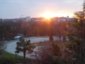 穆滕茨帕佩尔韦格-2号住宿加早餐酒店的日落时公园的游泳池景色