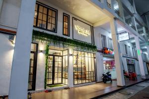 马六甲Yote 28的商店前部有玻璃门和常春藤