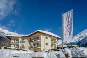 索尔登阿莱格拉旅馆的雪中挂着旗帜的酒店