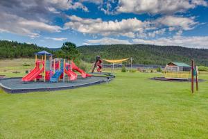 天使之火Gold Creek 306的公园设有带滑梯和游戏设备的游乐场