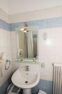 沃洛斯亚历山德罗斯酒店的一间带水槽和镜子的浴室