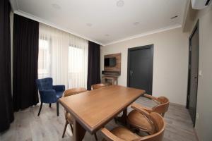 伊斯坦布尔Corner Suite的一间带木桌和椅子的用餐室