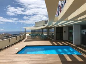 蓬塔德尔加达VIP行政亚速尔群岛酒店的大楼阳台上的游泳池