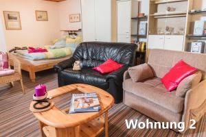 基尔Ferienwohnung Küssner的客厅配有沙发和桌子