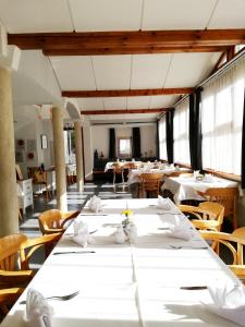 KaunsGasthof Falkeis的一间设有白色桌椅的用餐室