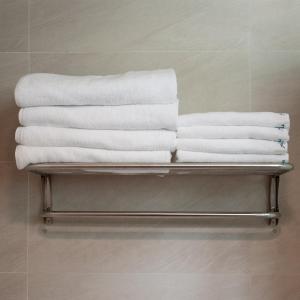 和平区松鹤山水 的浴室毛巾架上的毛巾堆