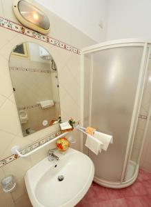 波西塔诺玛丽亚安东尼塔别墅酒店的一间带水槽和镜子的浴室