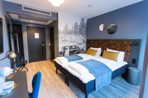 奥斯陆The Verdandi Hotel的一间卧室设有一张蓝色墙壁的大床
